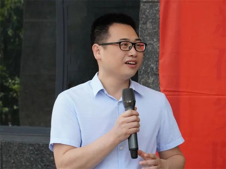 龙八国际集团立异研究院举行挂牌仪式_龙八国际